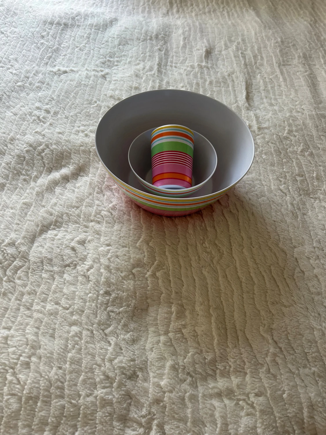 Randig väst i färgglad skålar i plast  - 2