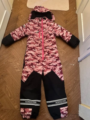 Vinteroverall barn i strl 122 - Vinteroverall i bra skick. Använd i en säsong. Hel och ren. Strl 122