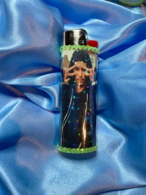 FAKEMINK - VER.1 - lighter - ⭐️1st Refillable BIC MAXI LIGHTER med wrap & rhinestones ⭐️ ✨OBS: under lighter drop 13/12 kommer endast de lighters som har foto och eller sticker med sig i bilden inkludera det, de lighters som ej har något mer i bilden kommer utan något extra!✨🤍 FREEBIES (godis & random stickers) ingår alltid i alla paket 🤍