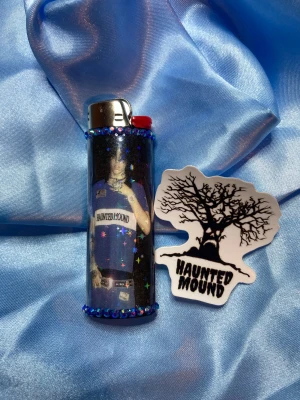 SEMATARY - BLUE FIT - lighter - ⭐️1st Refillable BIC MAXI LIGHTER med wrap & rhinestones + harold sticker ⭐️ ✨OBS: under lighter drop 13/12 kommer endast de lighters som har foto och eller sticker med sig i bilden inkludera det, de lighters som ej har något mer i bilden kommer utan något extra!✨🤍 FREEBIES (godis & random stickers) ingår alltid i alla paket 🤍