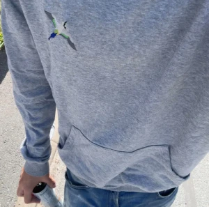 Axel Arigato grå hoodie  - Tjena! Säljer denna extremt feta Axel Arigato hoodie i färgen grå till ett toppen pris av bara 599! Storlek M