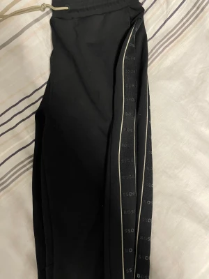 Hugo boss byxor nyskick - Hej, säljer ett par jättefina Hugo boss byxor som är i nyskick inga skador eller slitage, ny modell. Äkta såklart. Storlek M