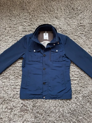 J Lindeberg field jacket - Säljer denna riktigt feta j lindeberg bailey field jacketen i mycket bra skick!⭐️Nypris = 3000kr!👍Storlek L men passar också M!🙌Hör gärna av er om ni har funderingar!⭐️