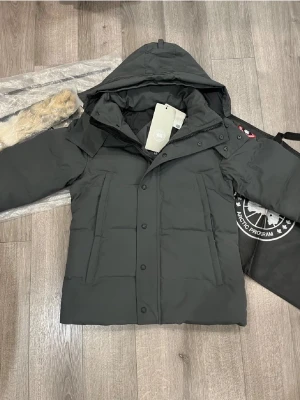 Svart dunjacka från Canada Goose - Säljer denna Canada Goose storlek XS men passar även om du har S. Perfekt för kalla vinterdagar, Hör av dig om du är intresserad 😊