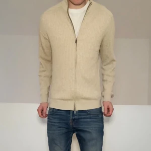Beige Massimo Dutti - Säljer en sjukt fet beige zip-tröja från Massimo Dutti. Strl M och sitter som M. Tröjan är i mycket bra skick eftersom den har varit väl omhändertagen. Hör gärna av er vid frågor eller funderingar!!