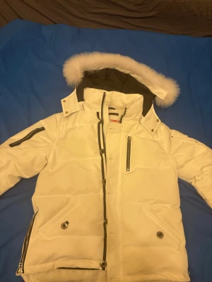 Moose knuckles q3 - Vit moose knuckles q3 jacka i storlek M växt ur jackan så den passar inte mig längre. Väldigt bra skick