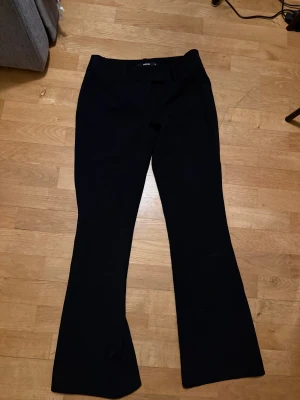 Svarta lowwaist bootcut kostymbyxor - Svarta lowwaist bootcut kostymbyxor 