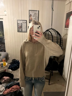 Stickad hoodie - Snygg stickad hoodie