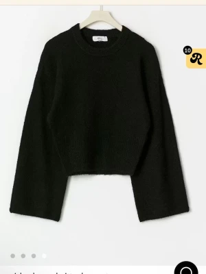 Figursydd stickad tröja - Super fin och aldrig använd, skulle säga att den helt klart passar xs och s. Skriv för egna bilder💕