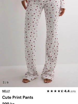 Mjukisbyxor från Nelly - Jättesöta pyjamasbyxor från Nelly med juligt mönster. Perfekta för vardags och sängdags