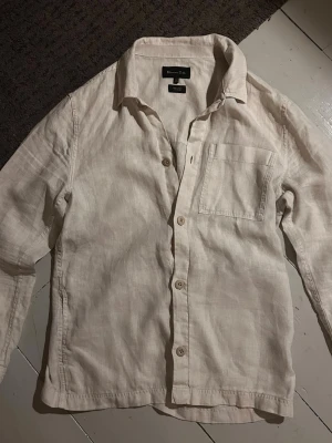 Vit/Cremefärgad Massimo Dutti Linne Skjorta - Riktigt fet vit/cremerfärgad overshirt nästan i nyskick i 100% linne. | Storlek: S, något stor i storleken.| Nypris: ≈1499kr | Nyskick! | Skriv vid minsta fundering, priset är ej hugget i sten!