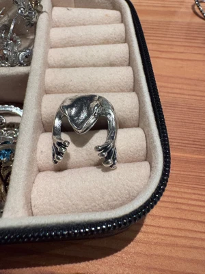 Ring i form av en groda - Väldigt fin ring och i helt ny skick! Vet tyvärr inte storleken. 