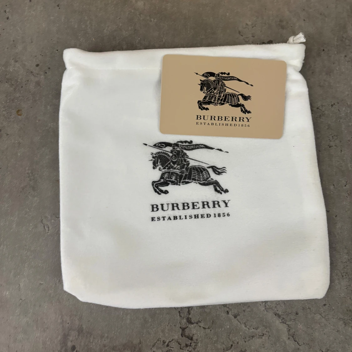 Burberry rutig skinnväst med B-spänne - 3