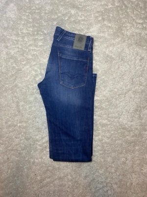 Mörkblå Replay Anbass jeans - Skick 9/10, inga defekter. |Storlek W29 L32| Modell anbass vilket är slimfit| Gåva ingår vid köp!