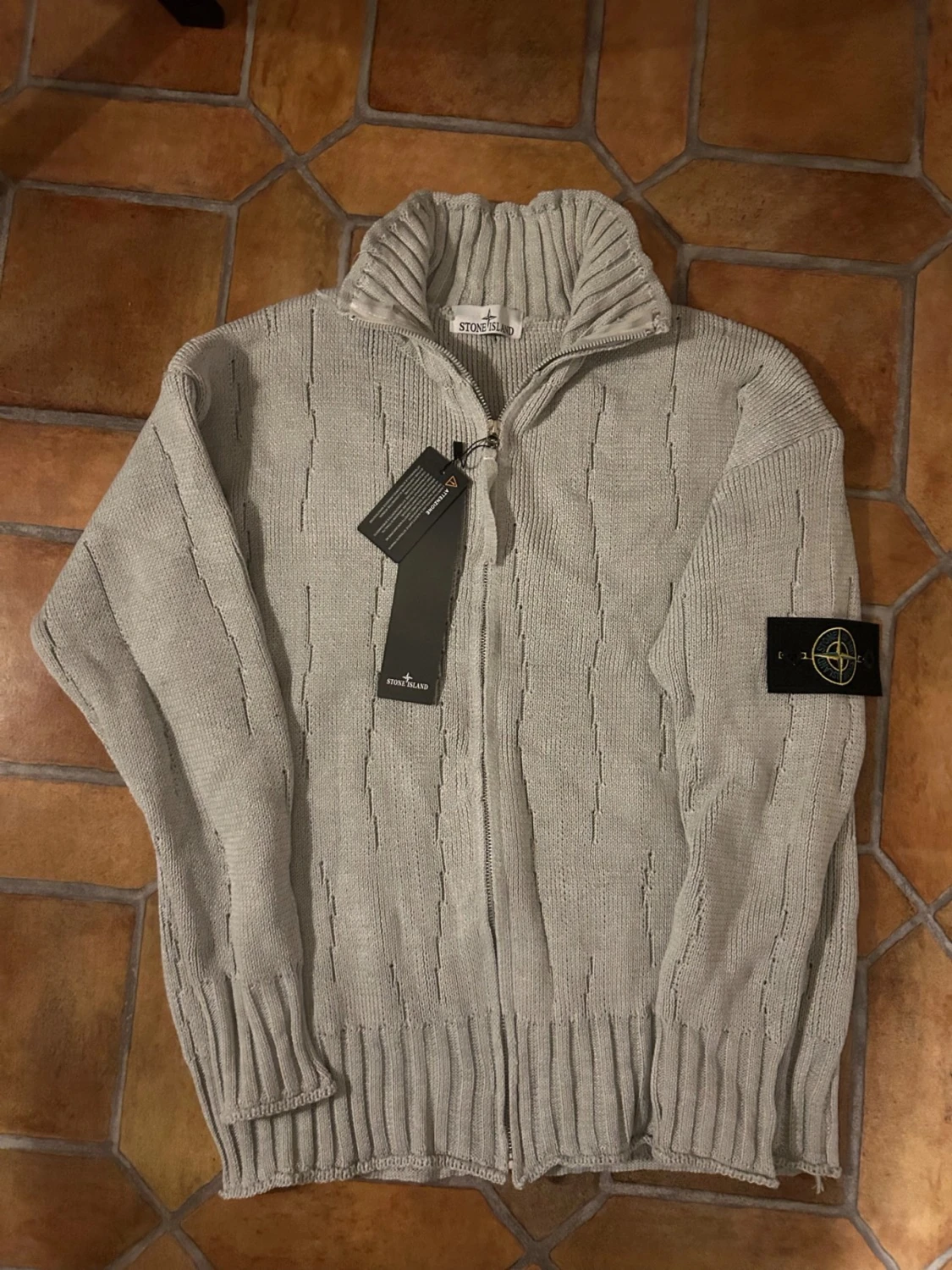 Ljusgrå stickad kofta från Stone Island