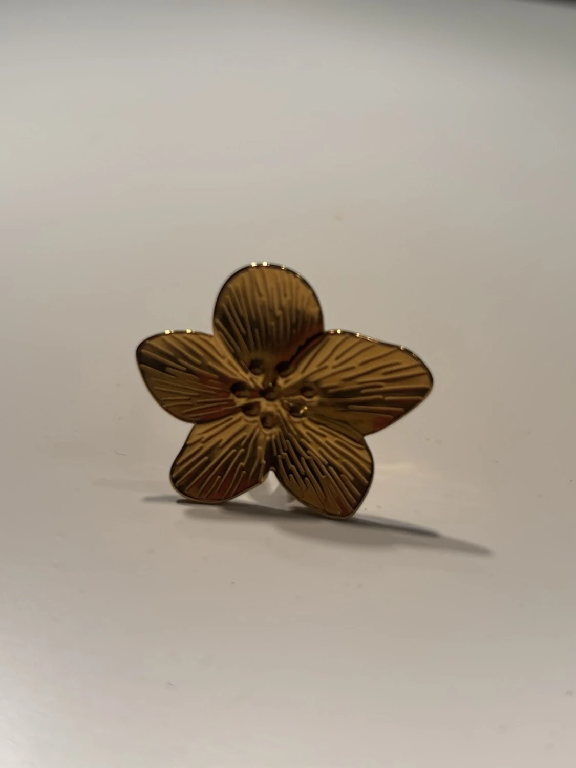 Guldfärgad blomring med struktur - 1