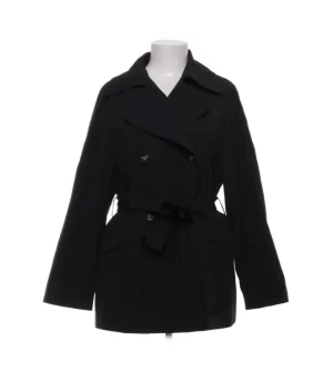 Svart Kort Trenchcoat med Knyta - Jättefin svart kort trenchcoat med knyte/skärp från H&M som tyvärr inte kommer till användning🥹❤️ Passar fint som höst- eller vårjacka🥰🫶🏽🥰