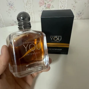 Stronger With You Intensely 100ml - Emporio Armani Stronger With You Intensely, 100 ml. En stilren parfym med modern känsla, perfekt för dig som vill sticka ut. Snygg flaska och originalförpackning medföljer.