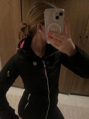 Svart Skidjacka 8848 - Säljer min superfina 8848 jacka i st 150 som tyvärr blivit för liten! Svart med rosa luva och detaljer, ficka för liftkort och är i bra skick. ⛷️🤗