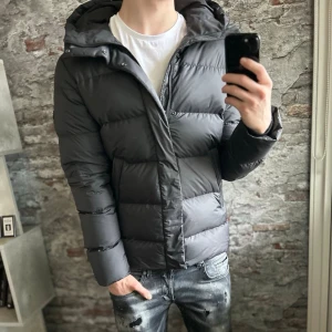 J.lindeberg jacka - Mycket fint skick, liten skada under loggan bara, annars toppskick! Storlek M  passar dig som är mellan 180-190cm ungefär. Nypris ca 4000kr. Modellen är 185 cm, 79 kg. Självklart äkta - Kolla bara recensionerna! Passar bra nu till vintern. Skriv för mer information!🤝