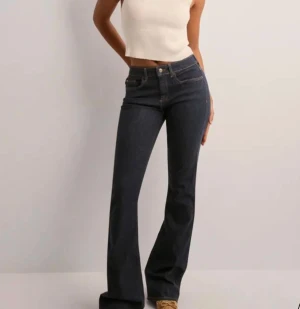 Mörkblå bootcut jeans från ONLY - Snygga mörkblå bootcut jeans från ONLY med klassisk femficksmodell och kontrastsömmar. Mellan midjad och stretchigt denimtyg som sitter riktigt bra. Perfekta till sneakers eller boots för en trendig look. Pris kan diskuteras💕