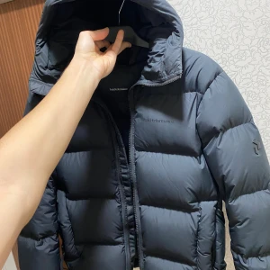 Svart dunjacka från Peak Performance - Peak performance Rivel Down Hooded Jacket svart. Köpt hos peak performance butik. Skick som ny. Storlek L men passar också M. Mycket fint skick perfekt för vinter ❄️ 