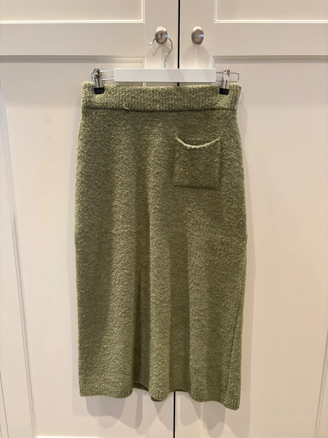 Set i olivgrönt med stickad tröja och kjol - 1