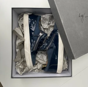 Giuseppe Zanotti skor - Tja, säljer dessa feta Giuseppe Zanotti skor i bra skick. Inte mycket slitna på sulan, dock lite smutsiga, men går nog att lösa med någon bra sko medel. Storlek 44. Mockan är i bra skick. Box och dustbag medföljer! Hör av er vid frågor eller funderingar!