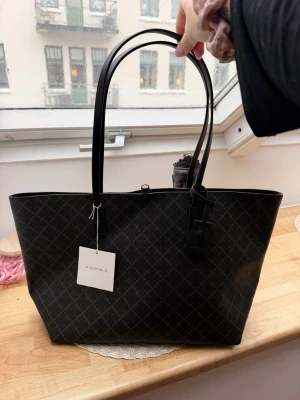 By Malene Birger - Tote bag - Helt ny väska från By Malene Birger. Säljer då jag råkat få dubbletter och returtiden för båda har gått ut. Dustbag medföljer ☺️