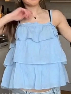 Ljusblått volang linne! 💘 - Denna söta topp är så vårig! 💘storleken motsvarar en xxs och banden är justerbara ! 🤞🏼 andvänd ett par fåtal gånger ! 