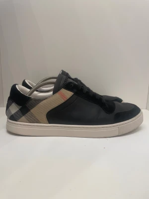Burberry sneakers - Burberry sneakers storlek 43, mycket bra skick!