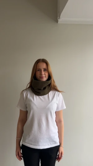 Fleece buff med reflex, mossa - Drop 2:2  Färg: Mossa💚  Pris:149 kronor Om produkt: Buffen är gjord i fleece i antipeeling med måtten 60x23.. (Vid justering av mått och hur man tvättar buffen,  kontakta oss).