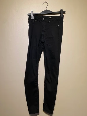 Molly jeans Gina tricot storlek Medium - Säljer dessa Molly Jeans i storlek M. Material: bomull och elastan. De är svarta i färgen men kan eventuellt behöva tvättas då de legat i flyttkartonger. Finns att hämta i centrala Göteborg. Se gärna fler annonser, har ett par likadana blåa ute i samma storlek.   #medium #m #jeans #byxor #jeansfemme #jeansginatricot #ginatricot #molly #mollyjeans #mollyjeansm #storlekm #storlekmedium #jeansginatricot40 #40 #goteborg #göteborg #gothenburg #gbg #svart #svarta #svartabyxor #svartajeans #julklapp #j