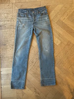 Levi’s 501 ripped w28 - Ett par rippade 501 med snygg stenvätt och klassisk passform. Midjemått: 36cm, Innersöm: 72 cm, Totallängd: 98 cm, Benöppning: 17,5 cm. Kom pm vid frågor✌️