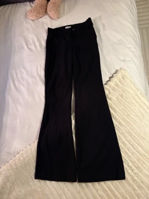 Svarta bootcut-byxor från Nelly - Snygga svarta bootcut-byxor från Nelly i storlek 32. Byxorna har klassisk passform med bälteshällor, fickor och dragkedja fram. Använder ej då dom var lite småa för mig:)