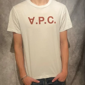 T-shirt från A.P.C. - Tja! Vi säljer en Vit t-shirt från A.P.C. i ett mycket bra skick! Hör av er vid frågor och funderingar!