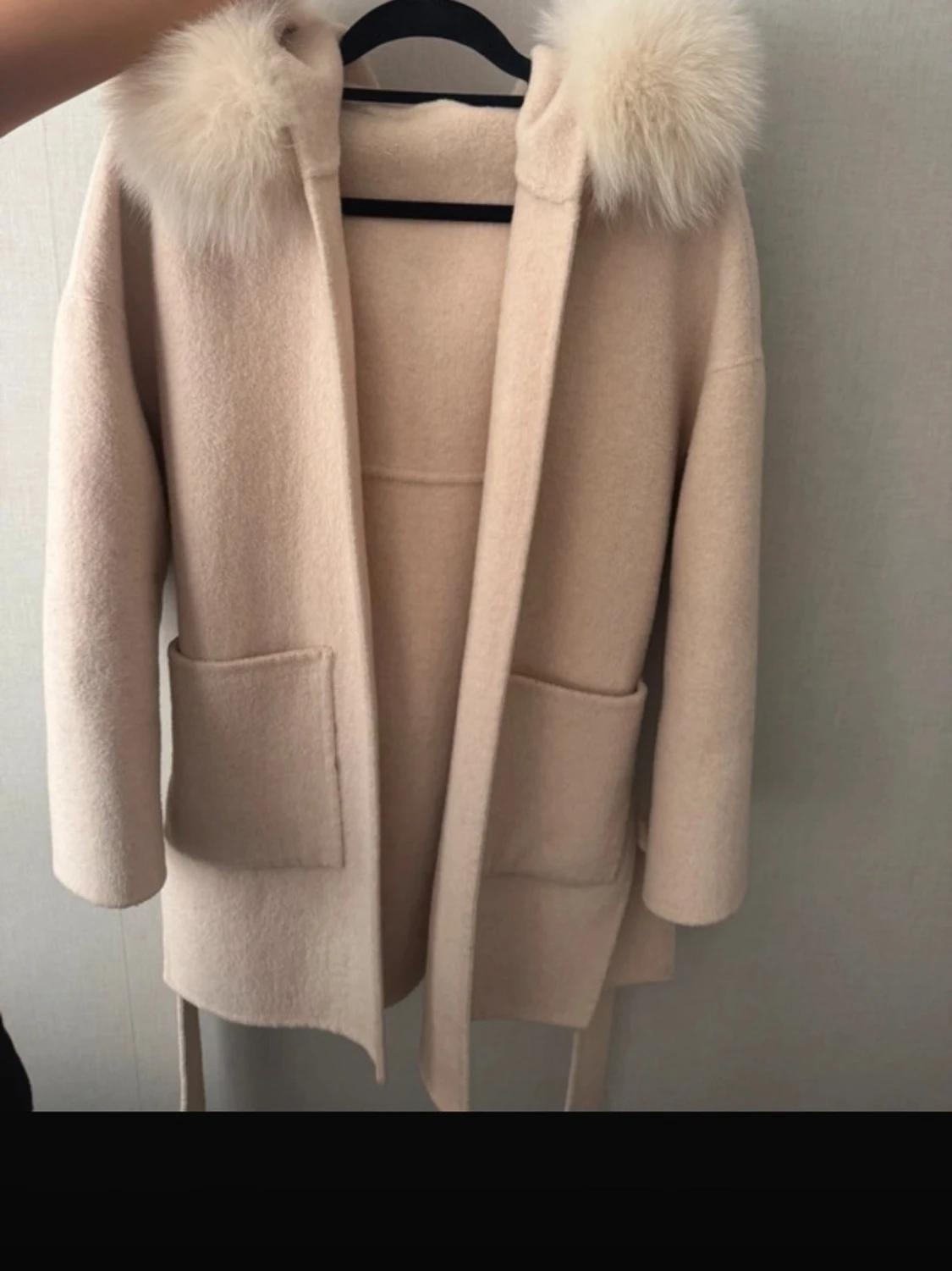 Beige kappa med fuskpäls och bälte - 1