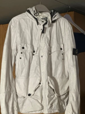 Stone Island - Jackan är i jättefint skick utan några defekter, men en knapp lossnade som jag sedan sydde på själv (det syns på fotot) och jag har inte kvar original-flärpen/klaffen från i år, så jag säljer den med en ersättnings-klaff