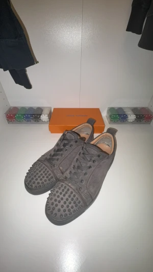 Louboutins  - Gråa Louboutins helt slitna låda ingår billigt pris alla nitar kvar inga extra dock skicket är 3/10. Under sidan är sliten också 