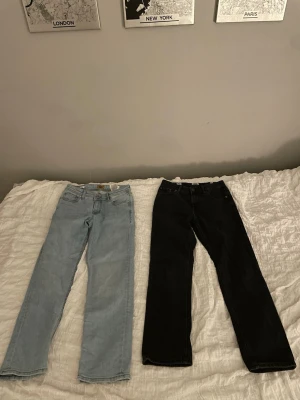 Jack & Jones Jeans - Jag säljer två par Jack & Jones jeans. De svarta är i storlek 158 cm oh de vita är i storlek 152 cm. De är använda men har inga synliga skador och ser inte slitna ut.  Jag säljer båda par för 299 kr och ett par för 199 kr. Vid flera frågor och funderingar, kontakta gärna mig!