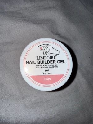 Oöppnade Builder gel i färgen skin och nude  - Säljer ett kit med en Limegirl Nail Builder Gel i färgen Skin (15 ml) och två XEIJAYI Solid Extender Nail Gel i färgen Nude (5 g vardera). Perfekt för att bygga och förlänga naglar med UV/LED-lampa. Kommer i praktiska burkar med skruvlock.