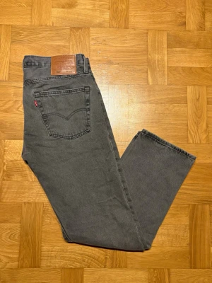Levi's 501 grå jeans straight fit - Snygga grå Levi's 501 jeans med klassisk straight fit. 31W 30L perfekt för dig som gillar en klassisk look. Vid minsta fråga är det bara att höra av sig.