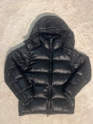 Ralph Lauren Jacka - Säljer denna snygga Ralph Lauren jackan i svart med black label som är i toppskick och helt felfri. Den är i stl XS men passar även S. Är 175cm på bilden men den passar allt ifrån 165-180cm. Köpt på NK:)
