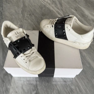 Valentino Rockstud skor  - Valentino Rockstud skor - Skick: Fint skick - Tillbehör: Valentino box - Nypris: 6000kr - TrendWardrobe
