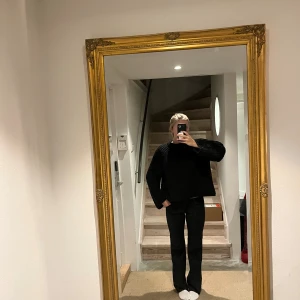 Svart stickad - Storlek M, något nopprig