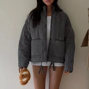 Jacka Zara  - Säljer min populära Zara jacka då den tyvärr inte kommit till användning! Fint skick, köpt på Plick för cirka 1 år sedan men jag har aldrig använt! Kan gå ner i pris vid snabb affär 