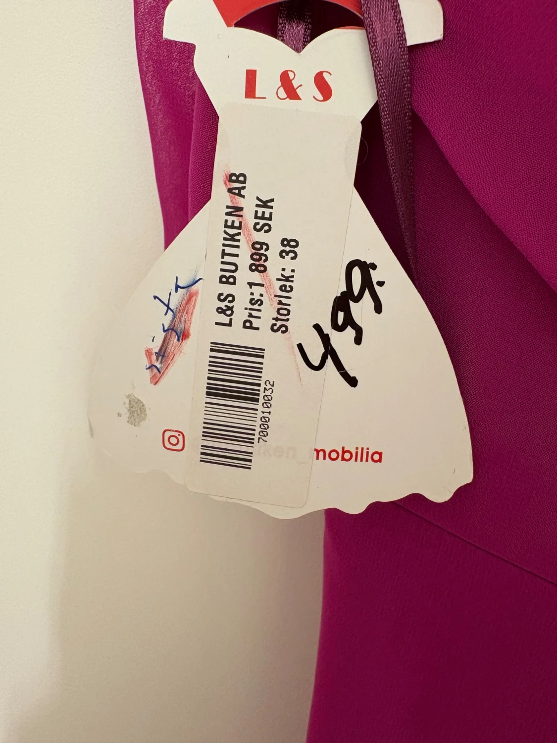 Lång ceriserosa klänning med drapering + en matchande scarf - 6