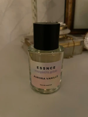 Essnce Aurora Vanille Eau de Parfum - Aurora Vanille från Essnce Margareta Grääs. Limiterad upplaga! 50ml. Endast testad.
