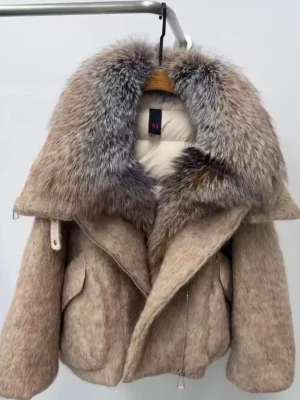 Beige pälsjacka med stor krage - Säljer en beige pälsjacka med en riktigt stor och fluffig krage i gråbruna toner. Jackan har dragkedja framtill och stora fickor. Perfekt för dig som vill sticka ut och hålla dig varm under kalla dagar. ÄKTA PÄLS, vill bli av med den fort då jag ska flytta