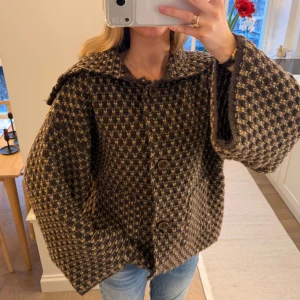 Brun kofta - Så himla poppis kofta i grövre material!! Så fin🩷🩷🤩